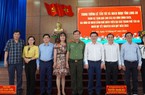 Các ban ngành tặng quà Tết cho người dân Long An