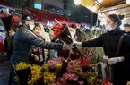 Hình ảnh chợ hoa lớn nhất miền Bắc luôn đông nghịt người mua sắm từ tối tới nửa đêm