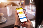 Khách hàng tận hưởng tết với giao dịch ngân hàng 365+