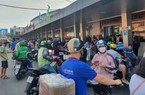 Bến xe Miền Tây đông nghịt người mua vé trong buổi sáng ngày 28 Tết 
