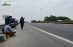 Xe khách bất chấp nguy hiểm bắt khách trên cao tốc Pháp Vân- Cầu Giẽ: Hiểm họa khôn lường!