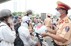 Đội CSGT An Lạc ra quân phát nước, nón bảo hiểm... cho người dân các tỉnh miền Tây về quê đón Tết Nguyên đán