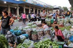 Hàng nghìn tấn rau củ, hoa quả đổ về các chợ đầu mối xuyên Tết