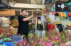 Người dân TP.HCM bắt đầu mua đào phía Bắc về đón Tết sớm