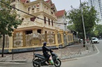 Hà Nội: Tự ý dựng hàng rào "quây" vỉa hè bên cạnh biệt thự hoành tráng ở khu Linh Đàm