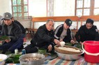 Nông dân Hà Tĩnh thi gói hơn 1.800 chiếc bánh chưng dâng vua "Đen"