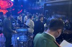 Vừa mở cửa sau sửa chữa, 1 quán bar ở Hà Nội lại "dính phốt"
