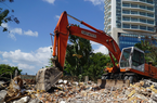 Cận cảnh việc tháo dỡ công trình chắn biển ở Nha Trang