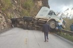 Xe đầu kéo lật nghiêng trên Quốc lộ 6, giao thông ùn tắc kéo dài