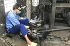 Thợ rèn ở ngoại thành Hà Nội chia sẻ bí quyết "rèn công cụ bằng mắt"