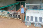 Nghệ An: Trên cánh đồng lúa ở Yên Thành máy cấy chạy vèo vèo, nông dân trên bờ đứng xem