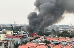 Hà Nội: Cháy kho vật liệu xây dựng cạnh cây xăng, khói đen cuồn cuộn vài chục mét