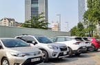 Ôtô vẫn đỗ kín một phần vỉa hè xung quanh Đại sứ quán Mỹ tại Hà Nội