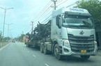Quảng Bình: Xe đầu kéo chở cây “quái thú” chạy ngược chiều trên quốc lộ