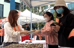 Người dân thủ đô hào hứng tham gia "đổi rác lấy cây"