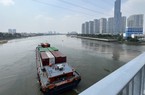 Giao thông đường thủy tại TP.HCM tắc vì cầu thấp