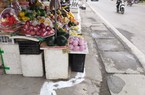 Vạch sơn trắng vỉa hè ở huyện Thanh Oai, người đi bộ "bị đẩy" ra sát đường