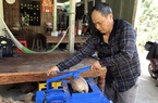 Anh nông dân Tiền Giang sáng chế máy bóc, lột vỏ dừa chạy vèo vèo, cả làng bất ngờ