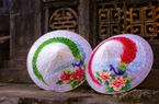 Cụ ông ở Huế chế tác các sản phẩm độc đáo từ lá bàng rừng