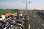 Vướng luật, cao tốc TP.HCM - Trung Lương nêm chật xe cộ