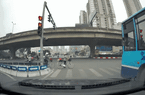 Clip NÓNG 24h: Xe bus ngang nhiên vượt đèn đỏ giữa ngã tư Hà Nội giờ tan tầm