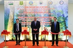 Bộ trưởng Nông nghiệp Mỹ Thomas Vilsack cắt băng khánh thành phòng thí nghiệm giám định gỗ tại Việt Nam
