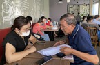 Khách hàng TP.HCM kể lại chuyện họ gửi tiết kiệm SCB rồi biến thành bảo hiểm Manulife một cách ngỡ ngàng