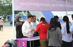 Tình nguyện viên xinh đẹp người Campuchia mời gọi nhận vé xem SEA Games 32 miễn phí