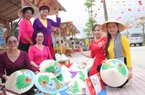 Phiên chợ quê Hà Tĩnh, vừa giao lưu, mua bán hàng hóa, còn là nơi tha hồ chụp ảnh, quay phim