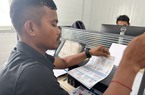 Độc lạ SEA Games 32: Chủ nhà Campuchia dùng đinh đục lỗ thẻ tác nghiệp
