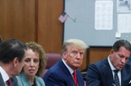 Bức ảnh đáng giá nghìn lời trong phòng xử án ông Trump