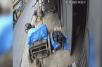 Clip NÓNG 24h: Bị nghi trộm điện thoại, đối tượng chạy xe máy kéo lê cháu bé hàng chục mét tại TP.HCM