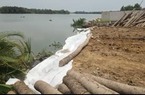 Nhiều xe ben chở rác thải thay đất để làm bờ kè ở mé sông Tắc gây ô nhiễm, hàng chục hộ dân bức xúc