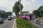 TP.HCM: Xe khách va chạm với ô tô 4 chỗ lao lên dải phân cách, hai phương tiện hư hỏng nặng