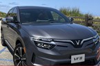 Khách Mỹ lái thử xe VinFast VF 8: 'Chiếc xe sáng tạo chưa từng có từ Việt Nam'