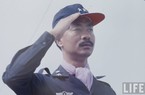 Tướng Nguyễn Cao Kỳ đi đá gà bằng... trực thăng
