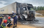 Xe đầu kéo đang lưu thông trên cao tốc bất ngờ bốc cháy dữ dội 
