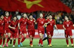 2 tỷ phú Trần Bá Dương và Nguyễn Thị Phương Thảo cùng thưởng nóng cho đội bóng nữ