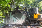 Hiện trường tháo dỡ các công trình vi phạm trong công viên Tuổi trẻ Thủ đô ở Hà Nội