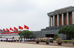 Hàng đoàn khách quốc tế vào Lăng viếng Chủ tịch Hồ Chí Minh trong ngày sinh nhật Bác