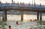 
Hà Nội: Ao làng trở thành bể giải nhiệt