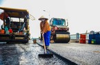 Công nhân đội nắng thi công trên "chảo lửa" cầu Vĩnh Tuy giai đoạn 2 trị giá 2.500 tỷ đồng
