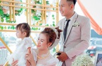 Người mẹ trẻ ôm con gái vào lễ đường bằng xe lăn