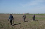 Chiến sự Nga-Ukraine: Từ những nông dân chân lấm tay bùn tới thợ rà phá bom mìn 'bất đắc dĩ'