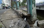 Cận cảnh cây cầu ở TP.HCM xuất hiện nhiều vết nứt