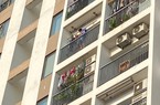 Hà Nội: Cảnh sát phá cửa, giải cứu thành công bé trai định nhảy lầu tự tử ở chung cư