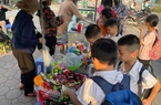 "Ma trận" đồ ăn vặt lạ bủa vây ở cổng trường: Thực phẩm bẩn giá siêu rẻ, học sinh tranh nhau mua