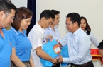 TP.HCM trao quà cho công nhân mất việc từ tiền hỗ trợ của gia đình ông Johnathan Hạnh Nguyễn