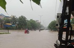 Mưa lớn ở Thái Nguyên, ô tô, xe máy bì bõm trong nước