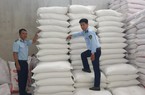 Tạm giữ 1040 bao gạo nhập khẩu Ấn Độ không nhãn mác